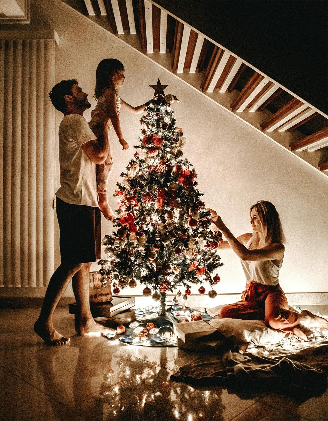 Famille devant le sapin de Nöel